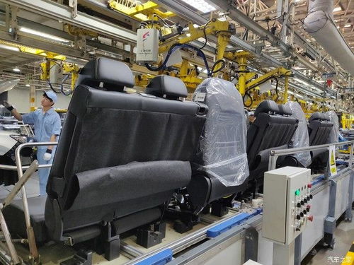 參觀上汽臨港工廠見(jiàn)證榮威汽車的制造過(guò)程 榮威rx8